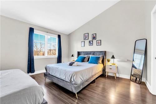 2082 Pine Street, Burlington, ON - Indoor Photo Showing Bedroom