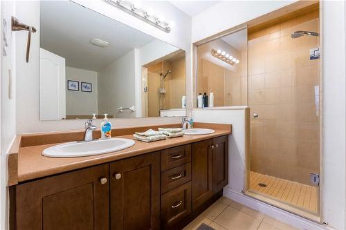 2082 Pine Street, Burlington, ON - Indoor Photo Showing Bathroom