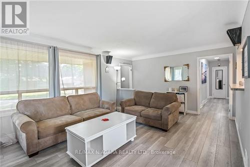 5019 Shirley Avenue, Niagara Falls, ON - Indoor Photo Showing Living Room