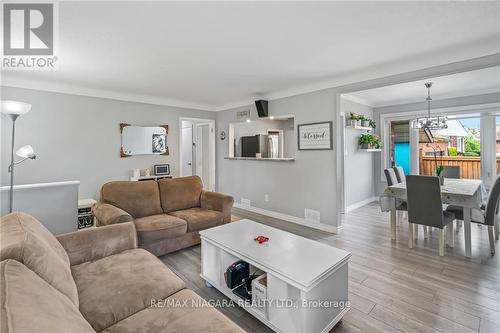 5019 Shirley Avenue, Niagara Falls, ON - Indoor Photo Showing Living Room