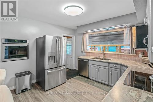 5019 Shirley Avenue, Niagara Falls, ON - Indoor Photo Showing Kitchen With Double Sink