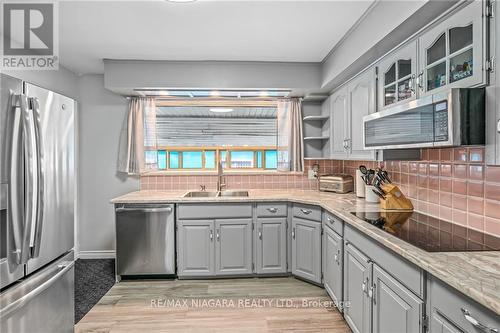 5019 Shirley Avenue, Niagara Falls, ON - Indoor Photo Showing Kitchen With Double Sink