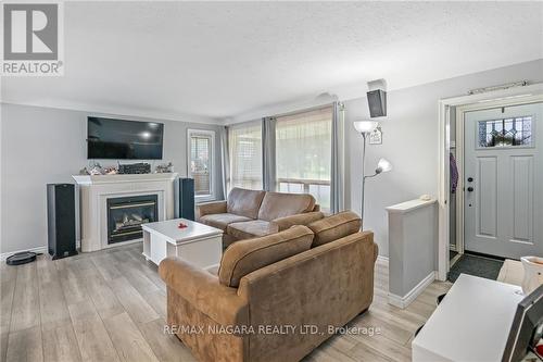 5019 Shirley Avenue, Niagara Falls, ON - Indoor Photo Showing Living Room With Fireplace