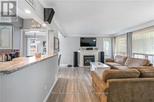 5019 Shirley Avenue, Niagara Falls, ON - Indoor Photo Showing Living Room With Fireplace