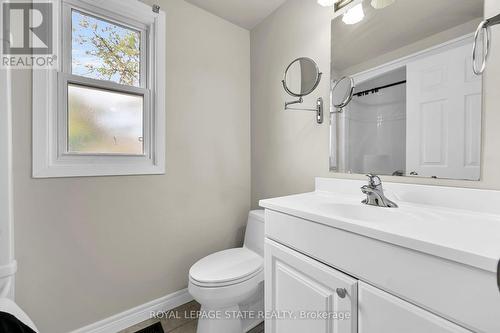 230 San Francisco Avenue, Hamilton (Dundas), ON - Indoor Photo Showing Bathroom