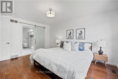 50 Melrose Drive, Niagara-On-The-Lake, ON - Indoor Photo Showing Bedroom