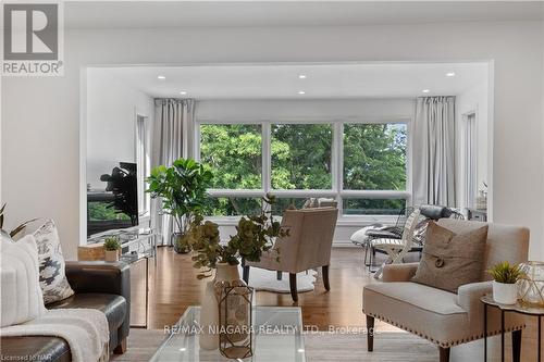 50 Melrose Drive, Niagara-On-The-Lake, ON - Indoor Photo Showing Living Room