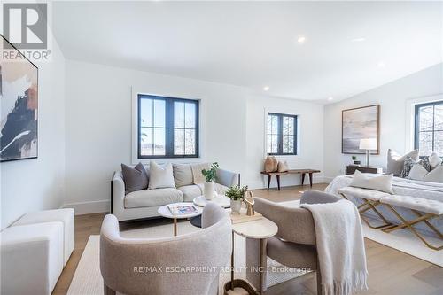 3111 Cemetery Road, Hamilton (Binbrook), ON - Indoor Photo Showing Living Room