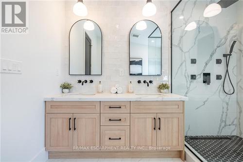 3111 Cemetery Road, Hamilton (Binbrook), ON - Indoor Photo Showing Bathroom