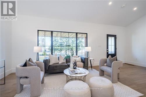 3111 Cemetery Road, Hamilton (Binbrook), ON - Indoor Photo Showing Living Room