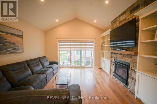 3733 Roxborough Avenue, Fort Erie, ON - Indoor Photo Showing Living Room With Fireplace