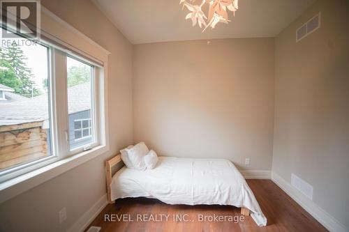 3733 Roxborough Avenue, Fort Erie, ON - Indoor Photo Showing Bedroom