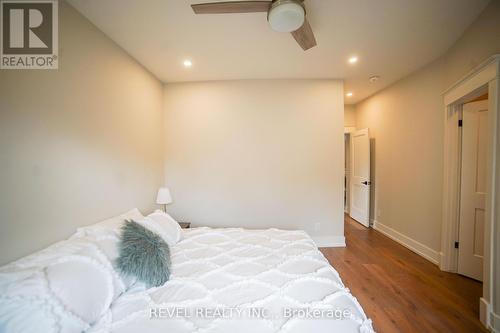 3733 Roxborough Avenue, Fort Erie, ON - Indoor Photo Showing Bedroom