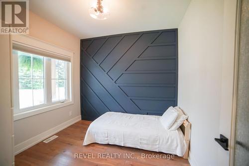 3733 Roxborough Avenue, Fort Erie, ON - Indoor Photo Showing Bedroom