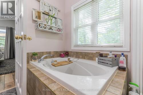 4549 Rice Lake Drive S, Hamilton Township, ON - Indoor Photo Showing Bathroom