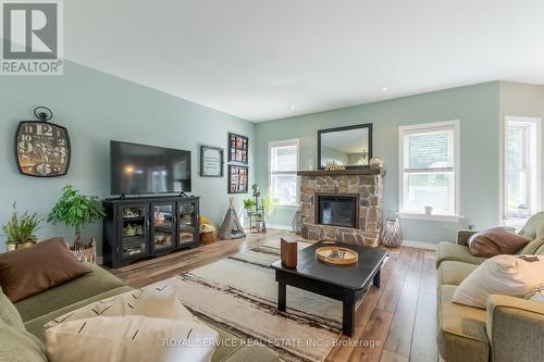 4549 Rice Lake Drive S, Hamilton Township, ON - Indoor Photo Showing Living Room With Fireplace