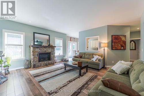 4549 Rice Lake Drive S, Hamilton Township, ON - Indoor Photo Showing Living Room With Fireplace