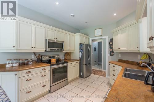 4549 Rice Lake Drive S, Hamilton Township, ON - Indoor Photo Showing Kitchen With Double Sink