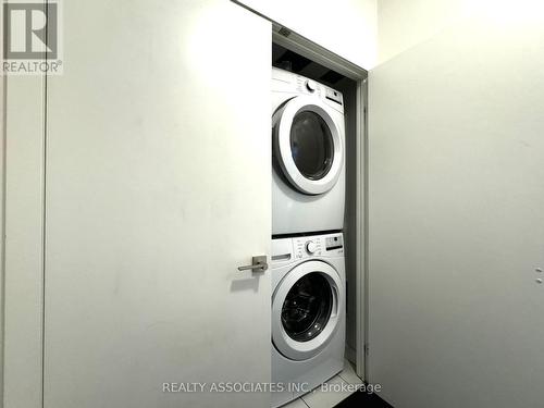 1401 - 770 Bay Street, Toronto, ON - Indoor Photo Showing Laundry Room