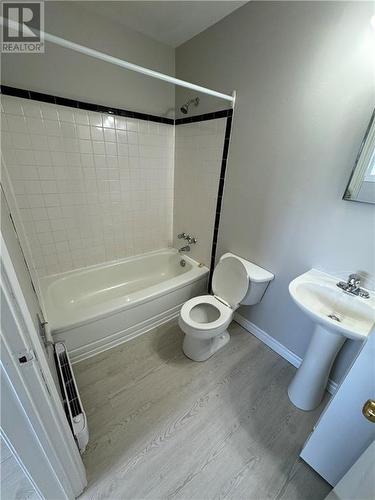 168 Leslie, Moncton, NB - Indoor Photo Showing Bathroom