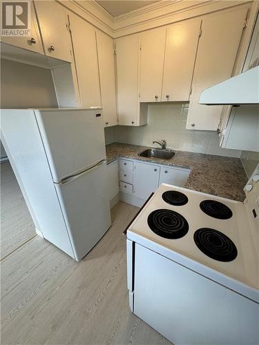 168 Leslie, Moncton, NB - Indoor Photo Showing Kitchen