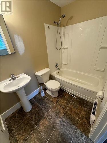 168 Leslie, Moncton, NB - Indoor Photo Showing Bathroom