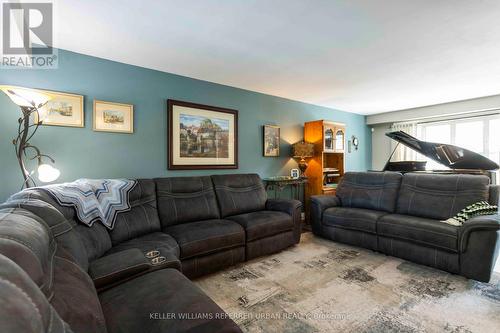 406 Lupin Drive, Whitby (Downtown Whitby), ON - Indoor Photo Showing Living Room