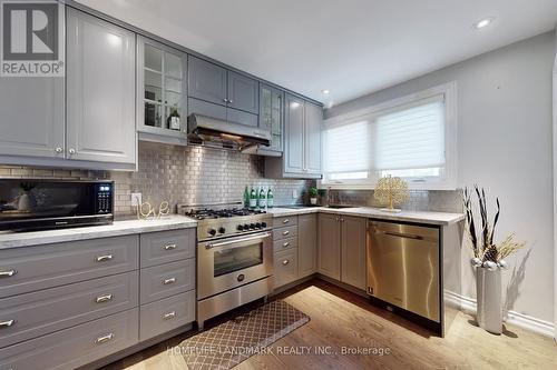 243 Taylor Mills Drive S, Richmond Hill, ON - Indoor Photo Showing Kitchen With Upgraded Kitchen