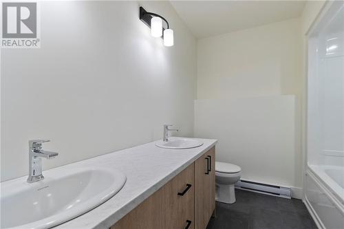 190 Ernest, Dieppe, NB - Indoor Photo Showing Bathroom