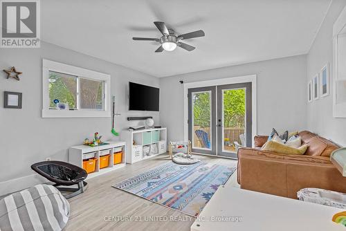 572 Rogers Street, Peterborough (Ashburnham), ON - Indoor Photo Showing Living Room