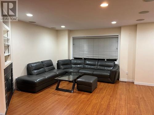 963 Duggan Court, Kelowna, BC - Indoor Photo Showing Living Room