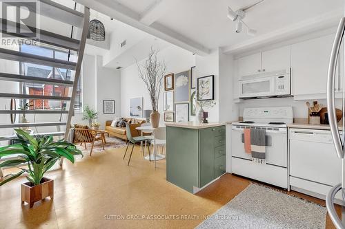 212 - 160 Baldwin Street, Toronto (Kensington-Chinatown), ON - Indoor Photo Showing Kitchen