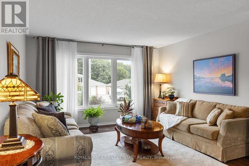 210 Anne Street N, Barrie (Letitia Heights), ON - Indoor Photo Showing Living Room