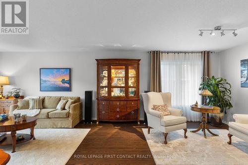 210 Anne Street N, Barrie (Letitia Heights), ON - Indoor Photo Showing Living Room