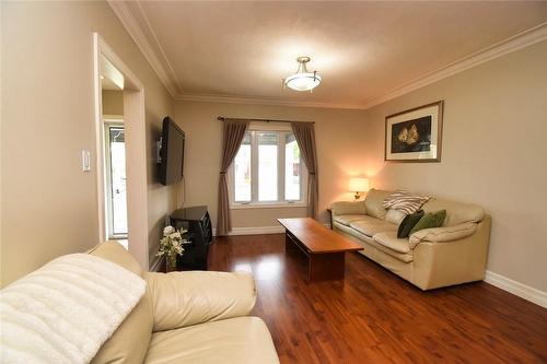 207 East 24Th Street, Hamilton, ON - Indoor Photo Showing Living Room