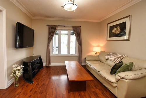 207 East 24Th Street, Hamilton, ON - Indoor Photo Showing Living Room