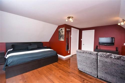 207 East 24Th Street, Hamilton, ON - Indoor Photo Showing Bedroom