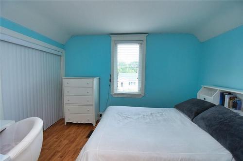 207 East 24Th Street, Hamilton, ON - Indoor Photo Showing Bedroom