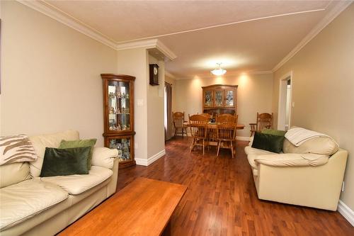 207 East 24Th Street, Hamilton, ON - Indoor Photo Showing Living Room