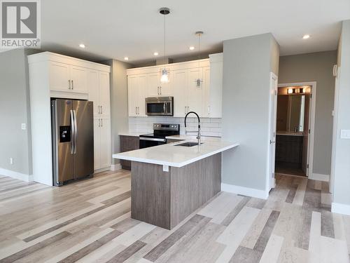 101-1993 Qu'Appelle Blvd, Kamloops, BC - Indoor Photo Showing Kitchen With Upgraded Kitchen