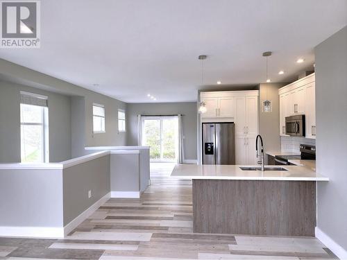 101-1993 Qu'Appelle Blvd, Kamloops, BC - Indoor Photo Showing Kitchen