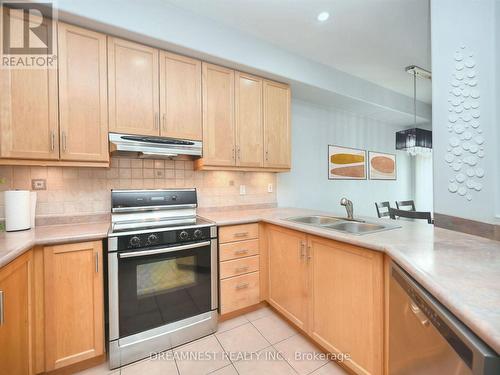 928 Golden Farmer Way, Mississauga (Meadowvale Village), ON - Indoor Photo Showing Kitchen With Double Sink