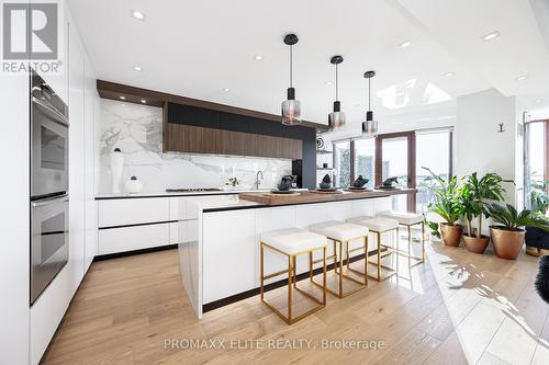 318 - 2095 Lake Shore Boulevard W, Toronto (Mimico), ON - Indoor Photo Showing Kitchen With Upgraded Kitchen