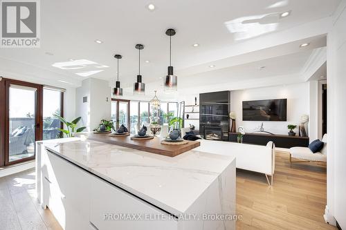 318 - 2095 Lake Shore Boulevard W, Toronto (Mimico), ON - Indoor Photo Showing Kitchen With Upgraded Kitchen