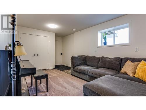 8935 Kalamalka Road, Coldstream, BC - Indoor Photo Showing Living Room