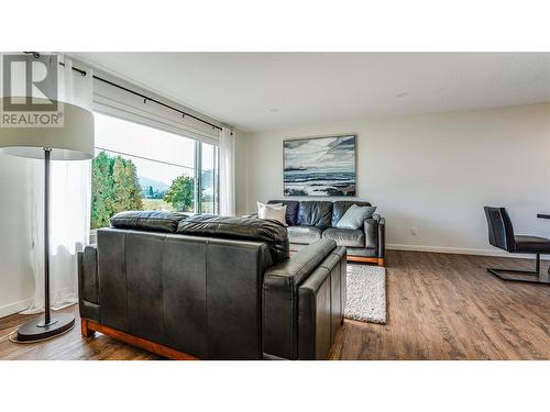 8935 Kalamalka Road, Coldstream, BC - Indoor Photo Showing Living Room