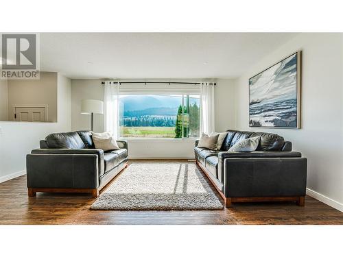 8935 Kalamalka Road, Coldstream, BC - Indoor Photo Showing Living Room