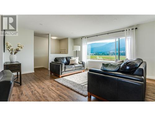 8935 Kalamalka Road, Coldstream, BC - Indoor Photo Showing Living Room