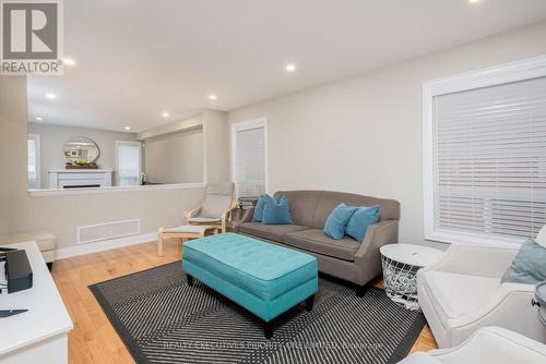 148 Monteith Crescent E, Vaughan (Maple), ON - Indoor Photo Showing Living Room