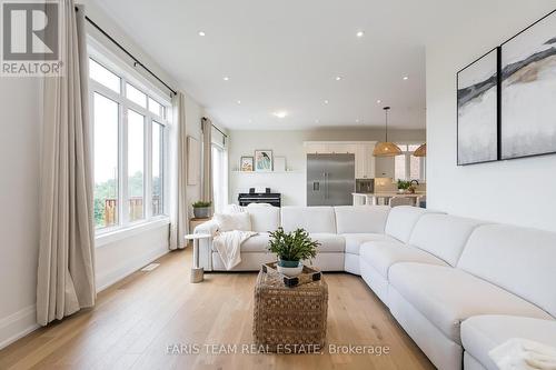 27 Muirfield Drive, Barrie (Ardagh), ON - Indoor Photo Showing Living Room